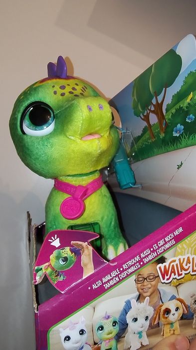 Interaktywny dinozaur na smyczy od Hasbro, 4+ lat