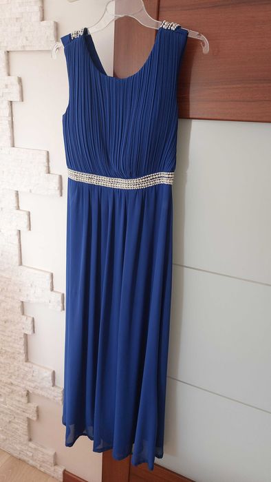 Długa sukienka z ozdobami na sylwestra