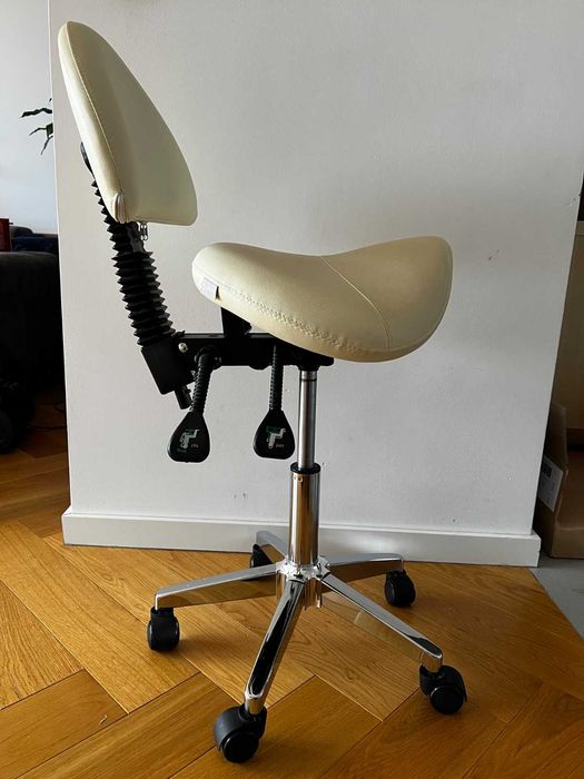 Krzesło siodłowe Physa Berlin Beige, idealne do pracy w salonie