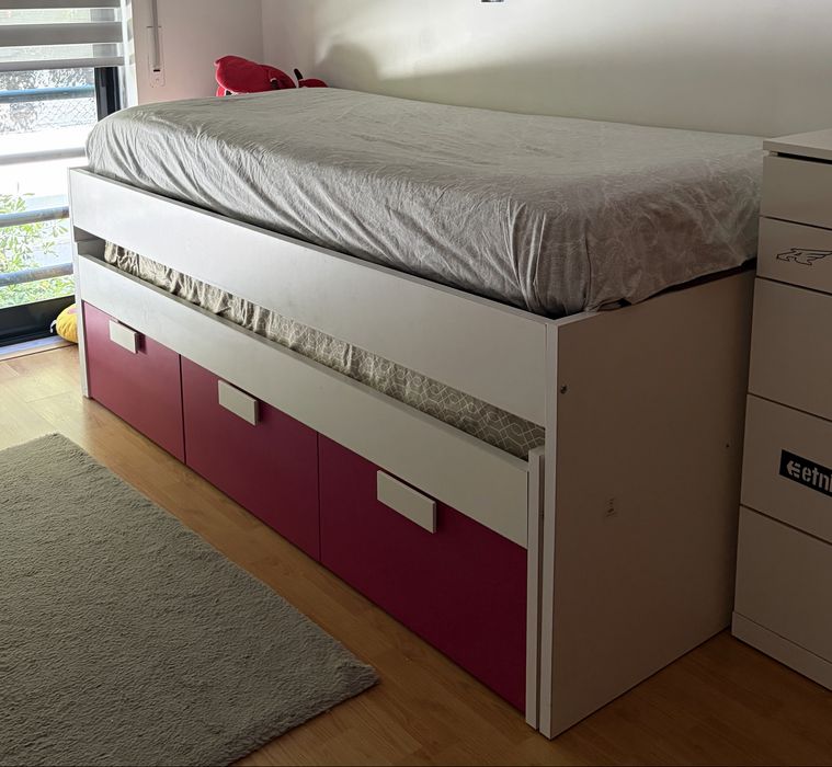 Cama de solteiro com gaveta
