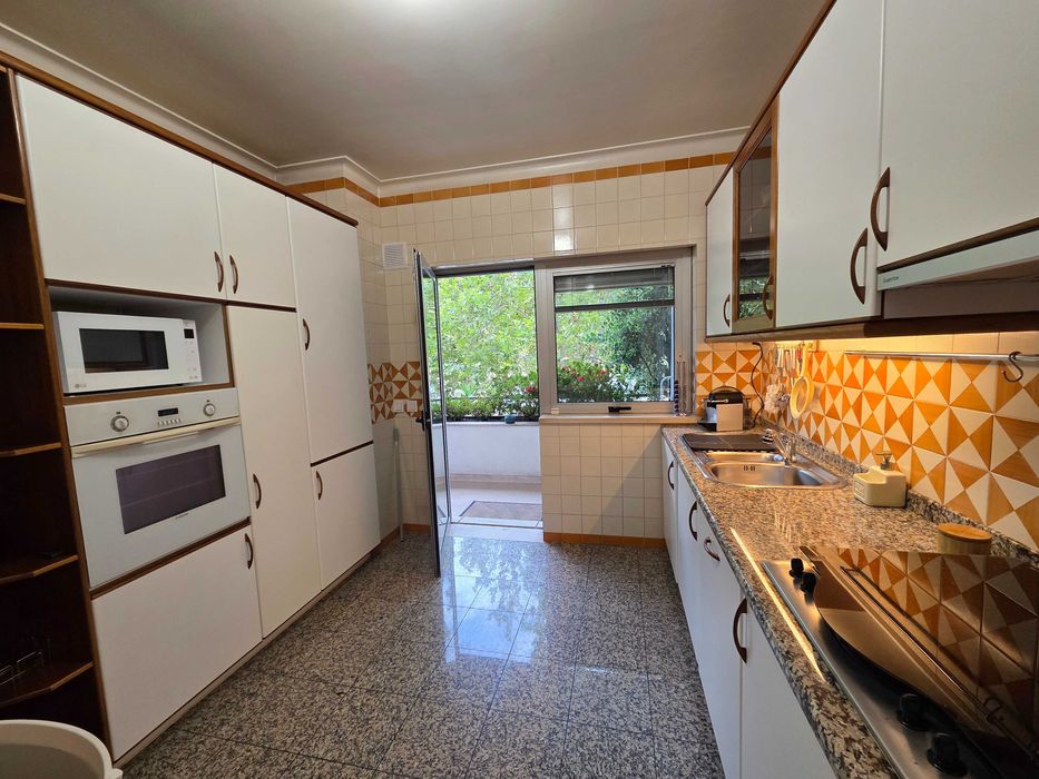 arrenda-se apartamento T2 no vale das flores