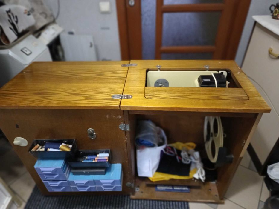Електромеханічна швейна машинка Чайка 142М з тумбою