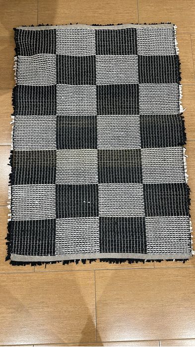 Carpete preta e branca