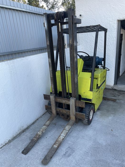 Empilhador a Gás Clark 1.500kg