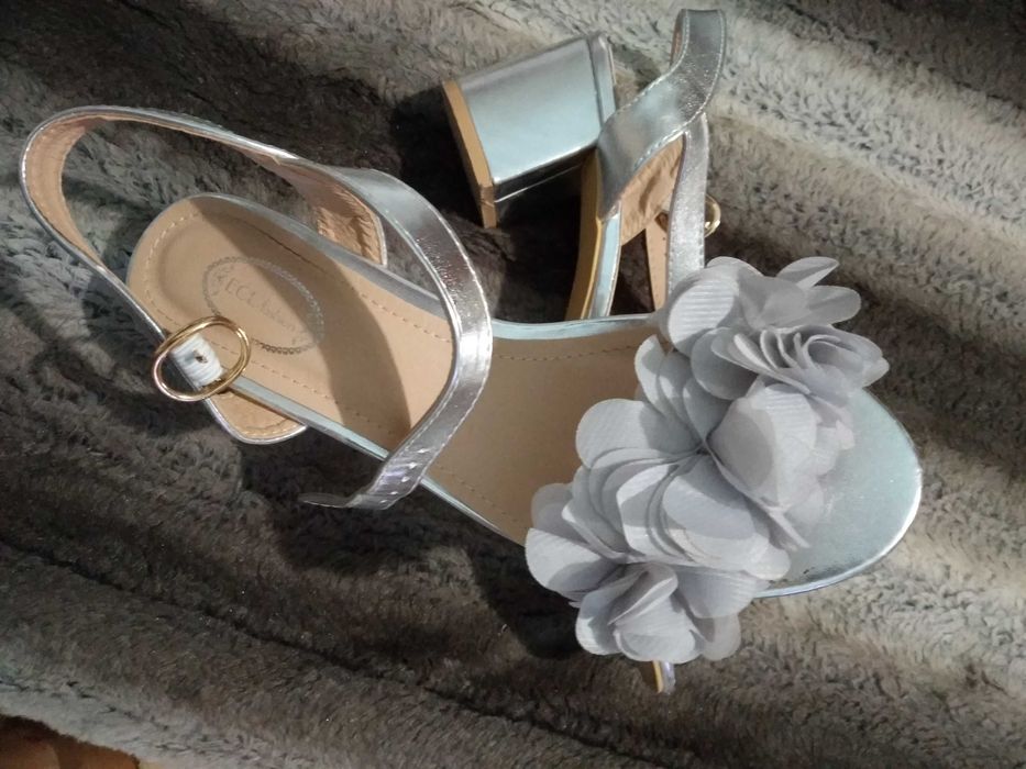 Sandálias de verão novas