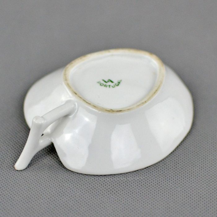 Pequeno prato/covilhete em forma de folha em porcelana da Vista Alegre