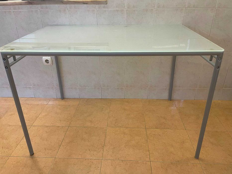 Mesa retangular com tampo de vidro fosco temperado