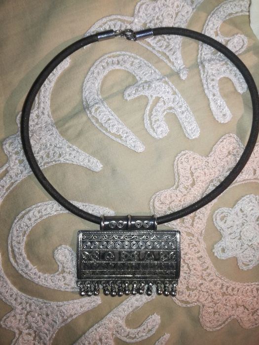 Peça de prata de artesanato tradicional indiano.