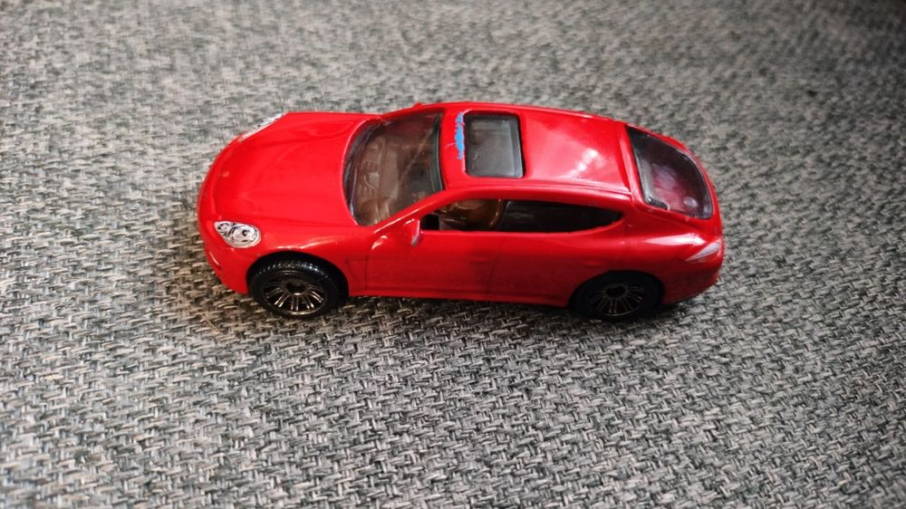 Matchbox Porsche Panamera 2010 - Skala 1:66 - Czerwona