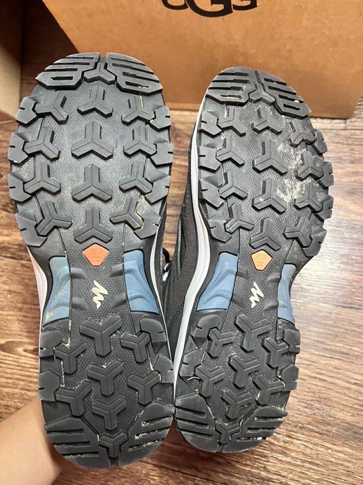 Чоловічі трекінгові черевики Quechua MH100 Mid від бренду Decathlon.