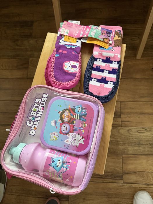 Tęczowy grający domek Gabi + kocia fura + imprezowy pokój + GRATIS śniadaniówka z bidonem i czapką, skarpetki