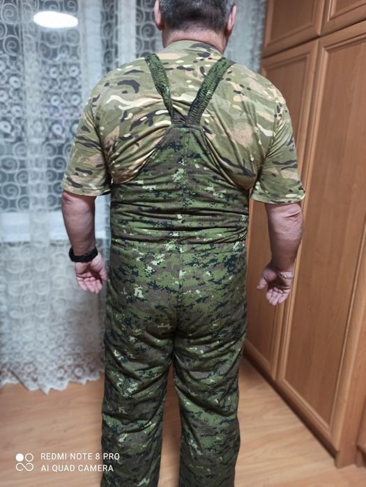 Продам свой комбинезон комуфляж пиксель.52-р.3 рост.