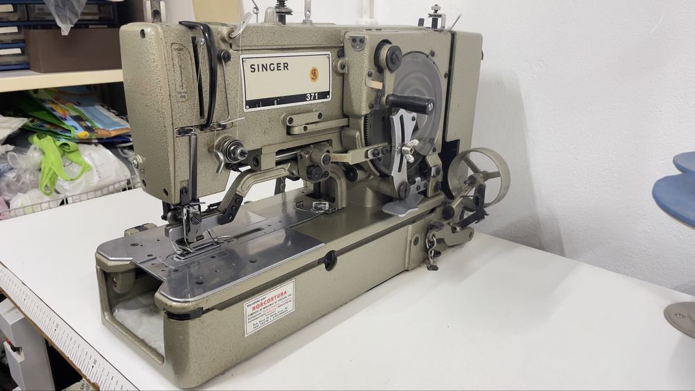 Máquina de Casear + mesa Singer