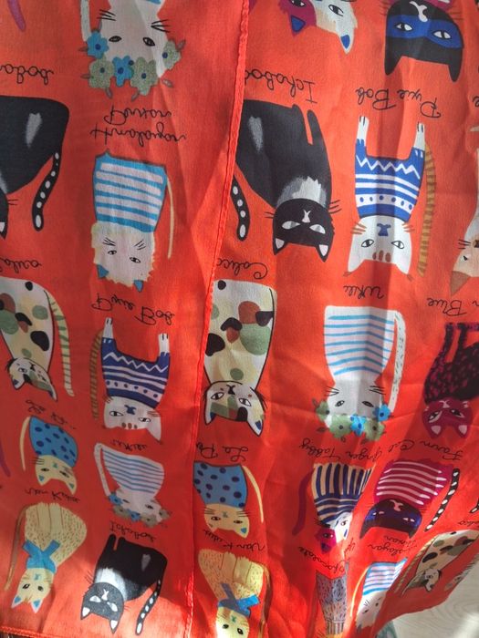 *Jedwabna chusta dla miłośniczki kotów.