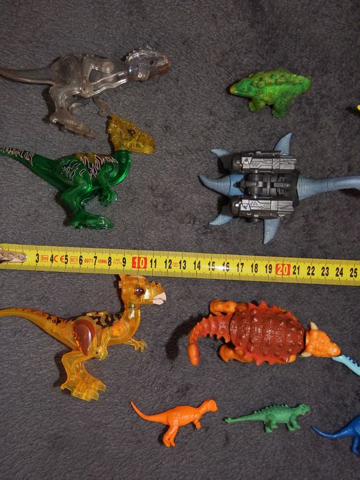 zestaw figurek dinozaurów Lego-nie lego