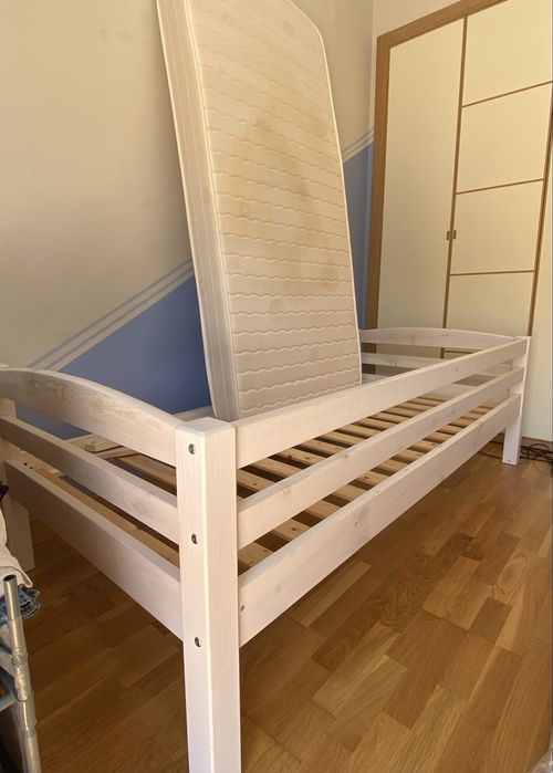 Cama de criança com barras laterais e colchão