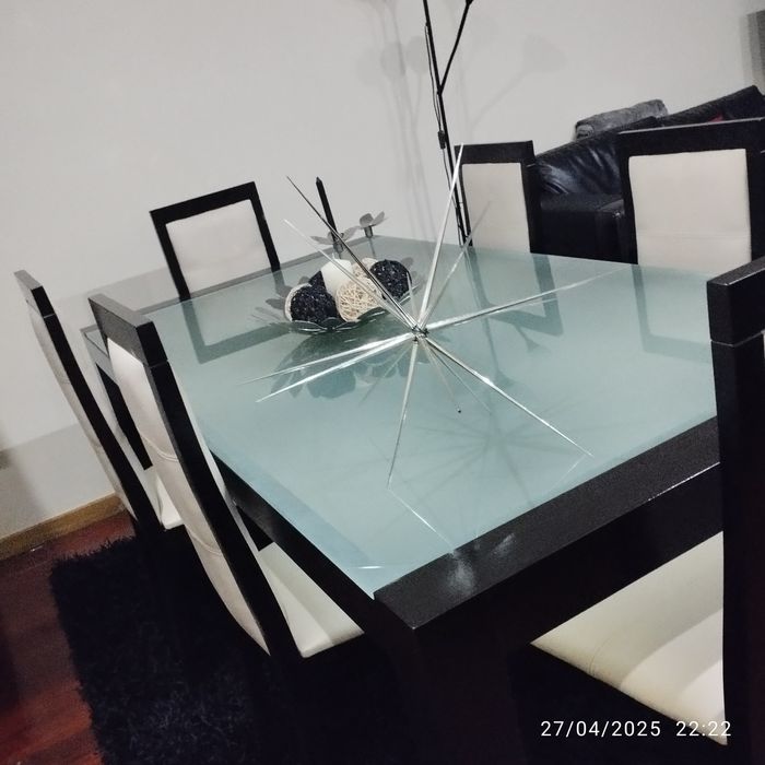 Mesa em vidro com 6 cadeiras