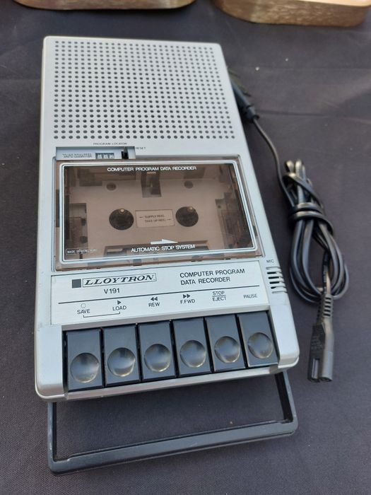 Gravador de dados de programa de computador Lloytron V191. 
Serve para
