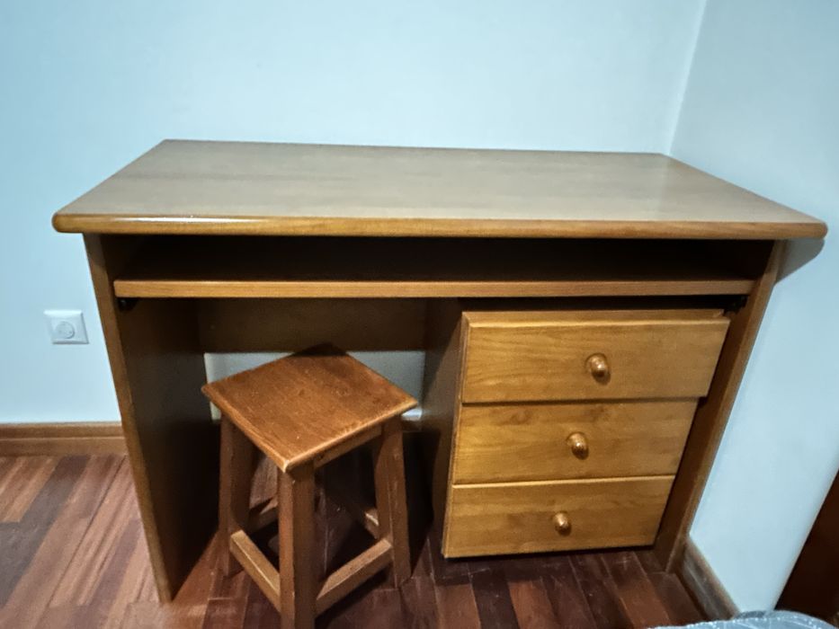 Secretária de madeira com modulo de gavetas e banco