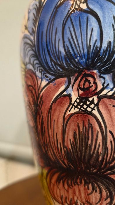 Pote de faiança pintada à mão