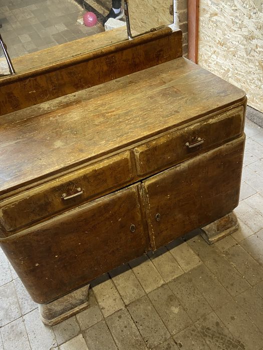 stara toaletka z dużym lustrem