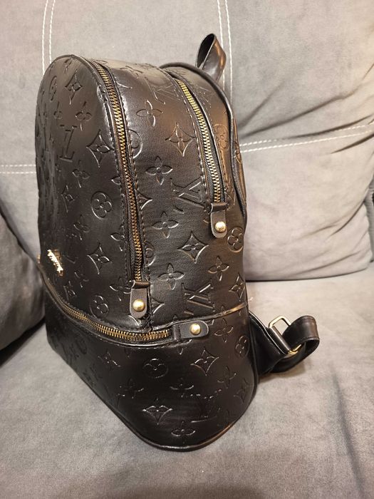Czarny plecak z napisem Louis Vuitton  – stylowy i praktyczny