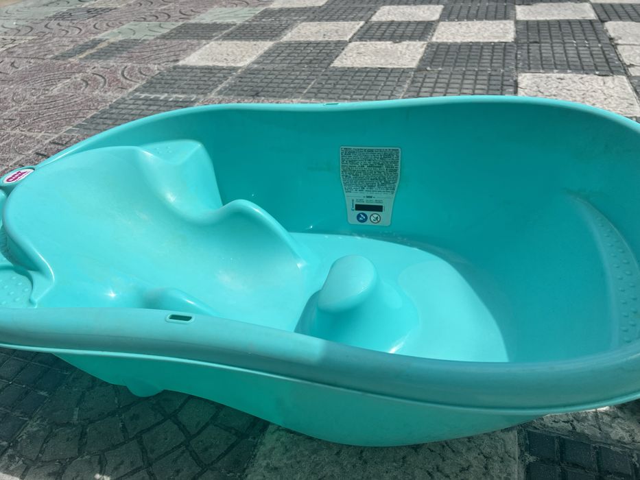 Banheira de bebê com termómetro embutido.
