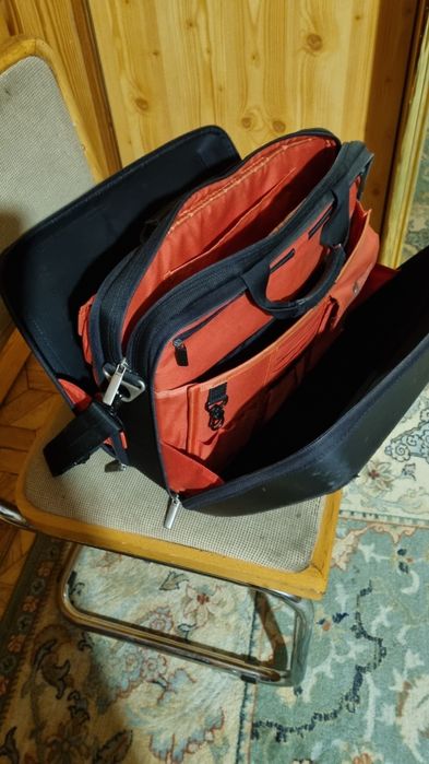 Niezwykle przemyślana torba- teczka Kinetik 15.4