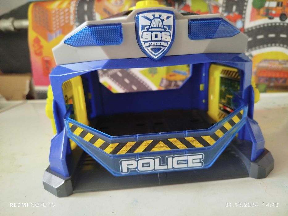 Трек Hot Wheels, автозаправка, вертиколо, поліцейське відділення