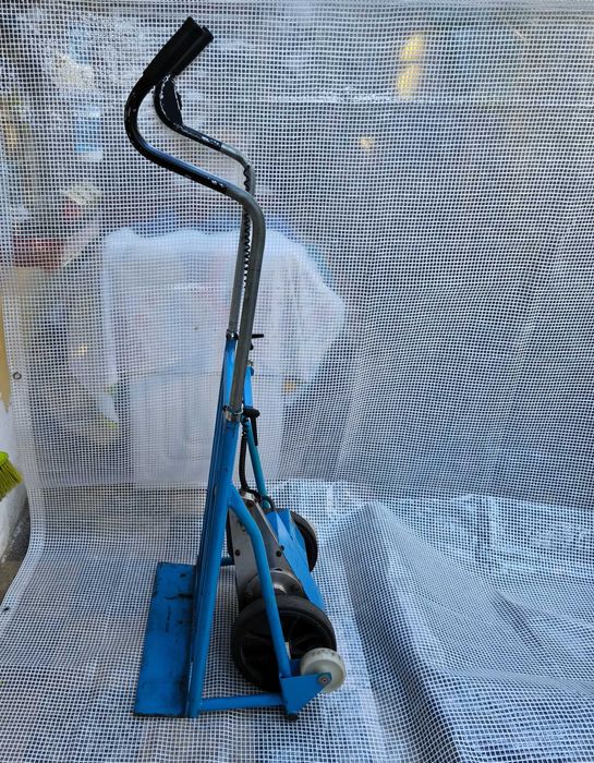 Сarrinho carro de armazém sobe escadas elétrico