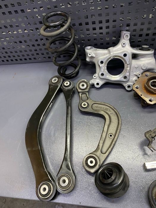 Audi A4 B9 задня Цапфа / стойка / пружина / ричаг / спупиця