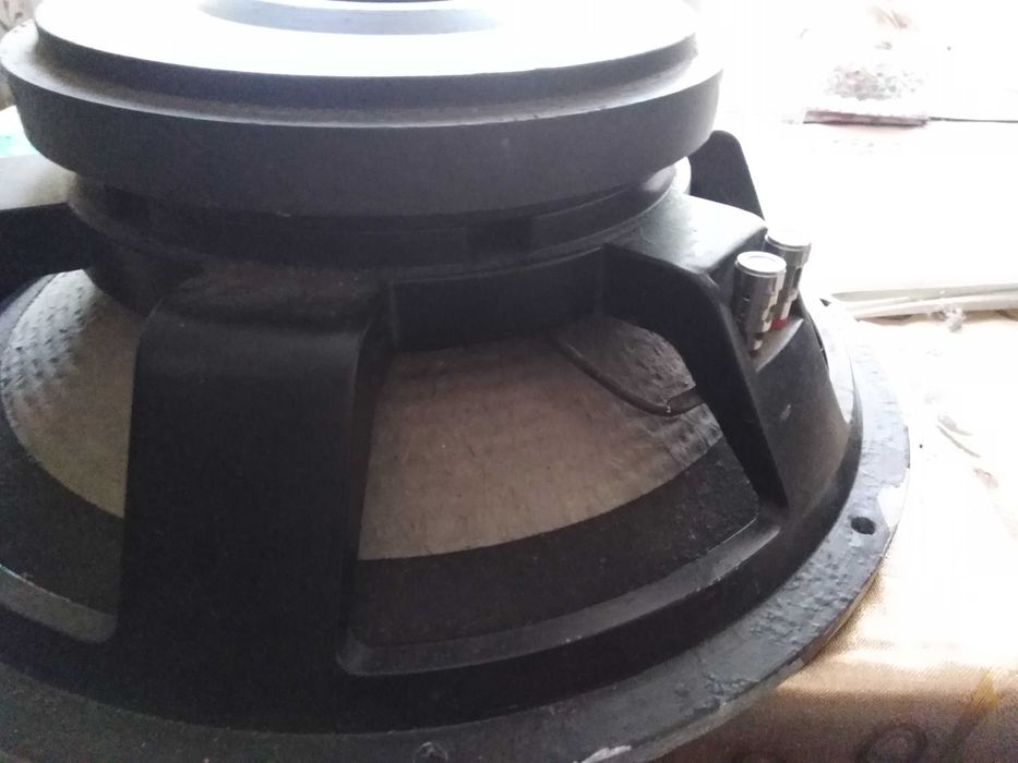 Очень мощный динамик -- затирает