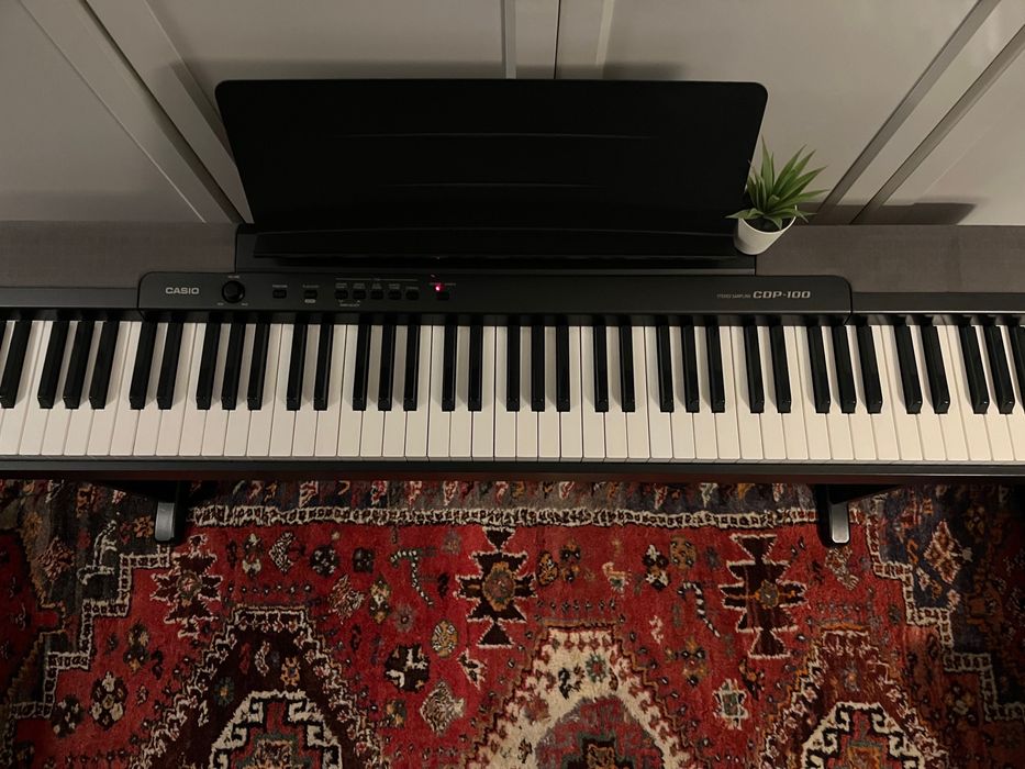 Piano Casio CDP 100  + Móvel