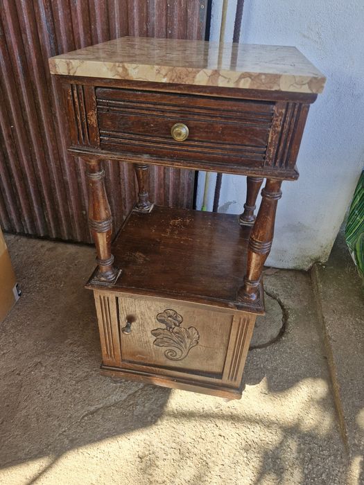 Mesa de cabeceira antiga