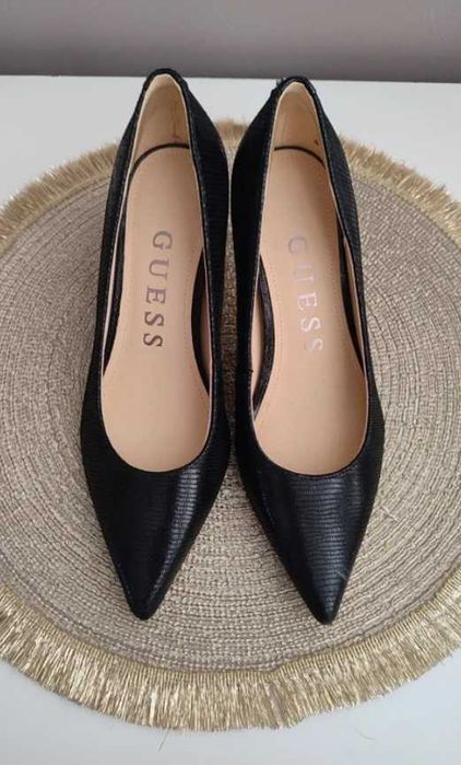 Eleganckie czarne szpilki Guess
