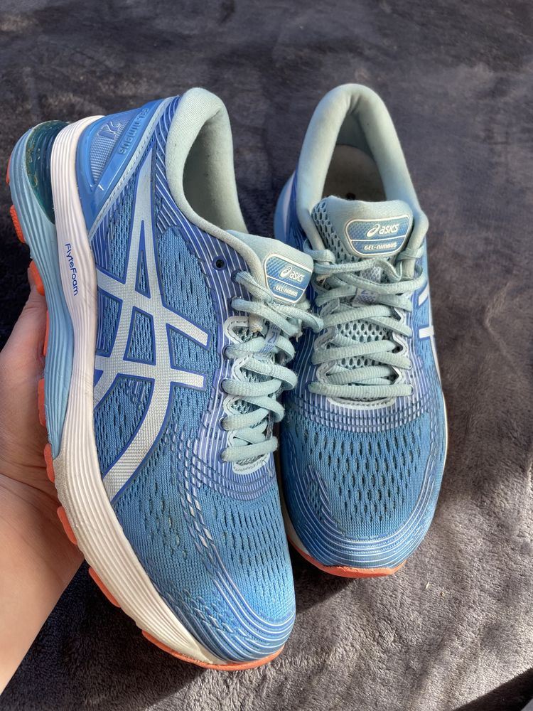 asics Gel nimbus 21. P 39 5. 570 .