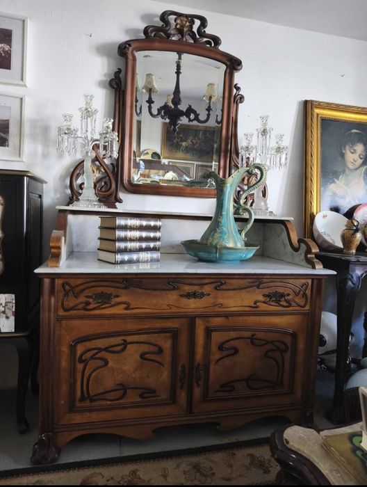 cómoda antiga em estilo Art Nouveau.