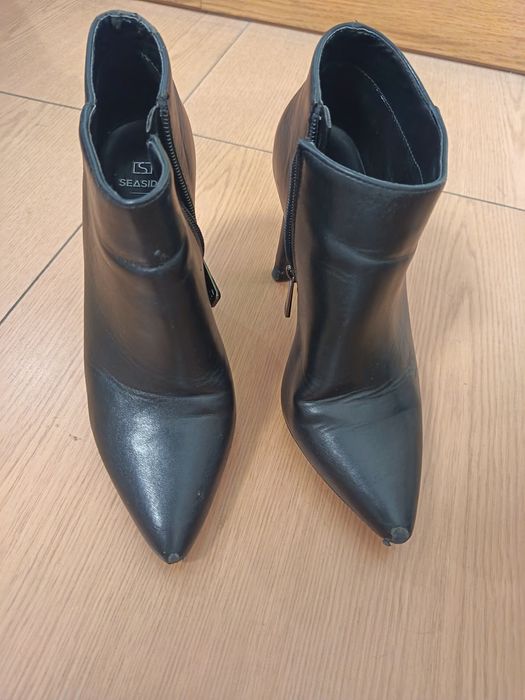 Botas  pretas tamanho 37