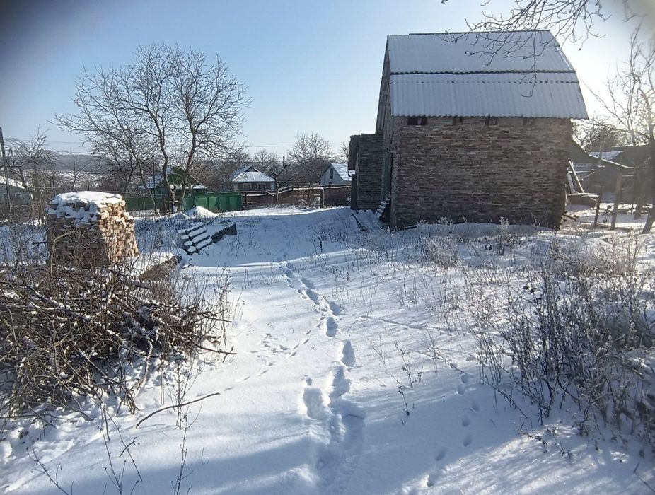 Продам  земельну ділянку з недобудовою