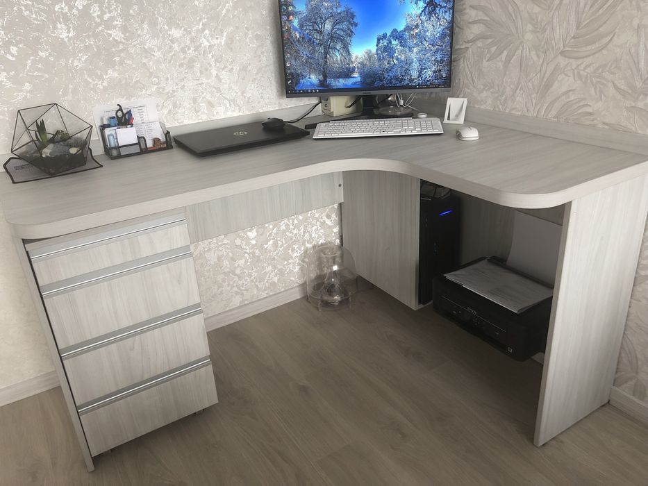 Сучасний комп'ютерний стіл з мобільного тумба.