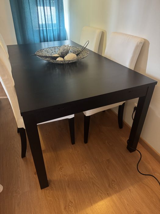 Mesa ikea com 4 cadeiras forradas