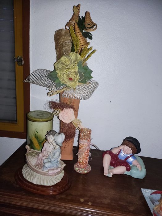Loiça, livros, quadros, relógio
