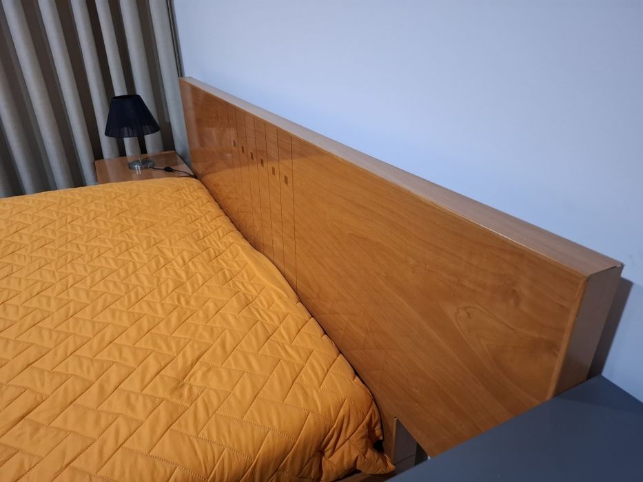 Cama de casal e móveis