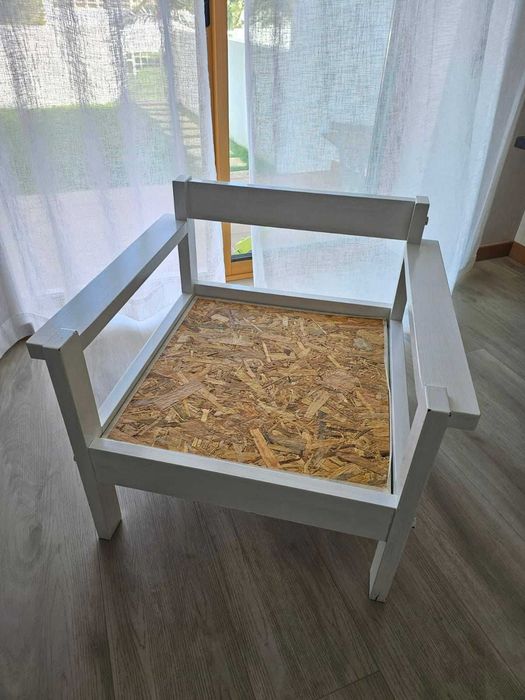 Cadeirão de madeira com almofadas