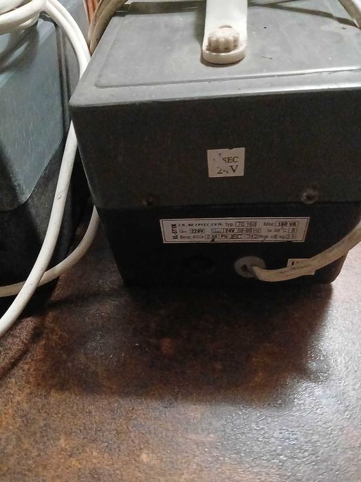 Transformator elektryczny sporej mocy. Trafo bezpieczeństwa.