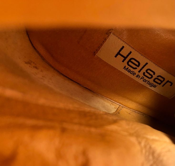 Botas pretas Helsar 100% pele c/ padrão de relevo