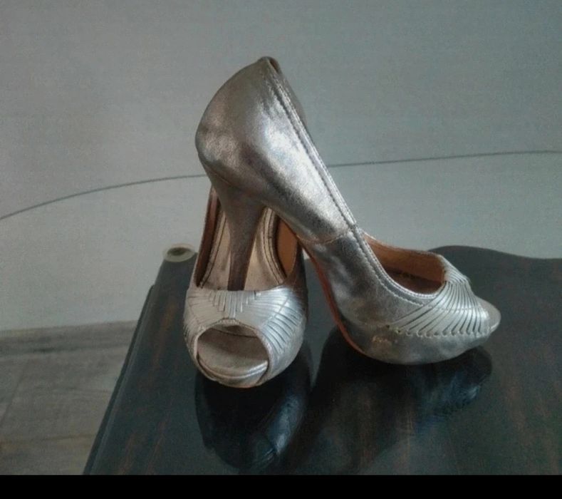 Czółenka na platformie srebrne , sandały z krytą piętą r 37