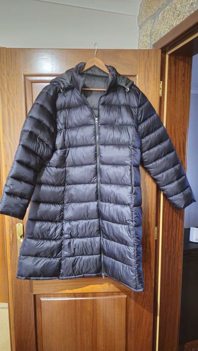 Casaco acolchoado comprido com capuz