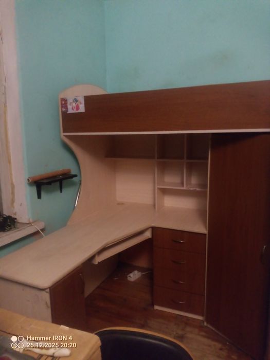 Продам двух яросную кровать со столом,шкафом и множеством полочек.