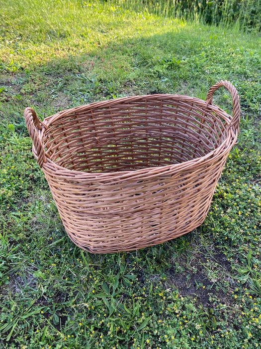 Duży kosz wiklinowy, pojemny, owalny, z uchwytami